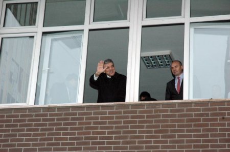 Cumhurbaşkanı Gül, Uşak Belediyesi’nde güllerle karşılandı