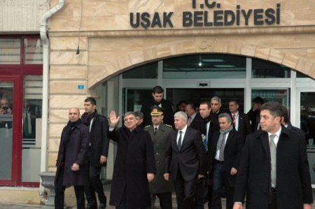 Cumhurbaşkanı Gül, Uşak Belediyesi’nde güllerle karşılandı