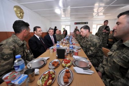 Cumhurbaşkanı Gül Askeri Birlikleri Ziyaret Etti