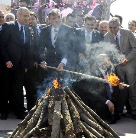 Cumhurbaşkanı Gül Nevruz Ateşini Yaktı