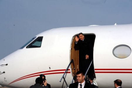 Cumhurbaşkanı Gül rahatsızlığının ardından ilk yurt dışı ziyaretine çıktı