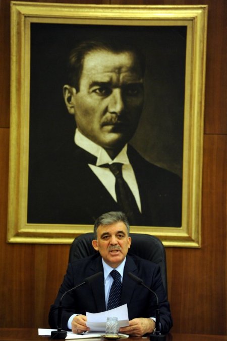 Cumhurbaşkanı Gül rahatsızlığının ardından ilk yurt dışı ziyaretine çıktı