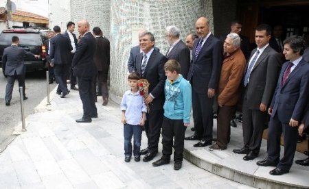 Cumhurbaşkanı Gül'e Cuma çıkışı güllü uğurlama