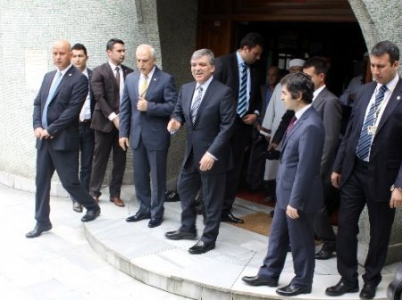 Cumhurbaşkanı Gül'e Cuma çıkışı güllü uğurlama