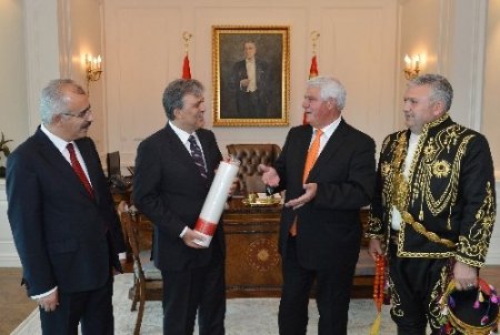 Cumhurbaşkanı Gül'e kırmızı dipli mum ile Kırkpınar daveti