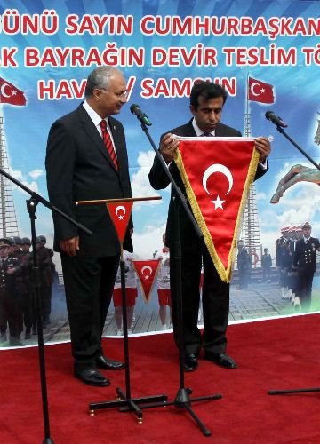 Cumhurbaşkanı Gül'e Sunulacak Sevgi Bayrağı, Amasyalı Atletlere Teslim Edildi