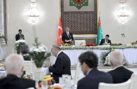 Cumhurbaşkanı Gül'e 'Türkmen Gelini' sürprizi