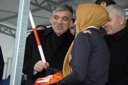 Cumhurbaşkanı GülUşak'ta cirit attı, ata şeker verdi