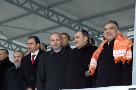 Cumhurbaşkanı GülUşak'ta cirit attı, ata şeker verdi