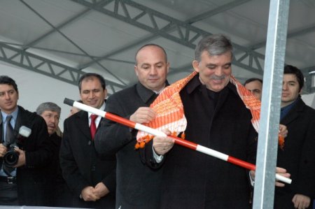 Cumhurbaşkanı GülUşak'ta cirit attı, ata şeker verdi