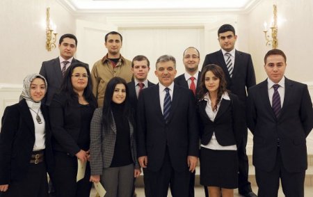 Cumhurbaşkanı'na Soru Sorabilmek İçin İnternet Kafeleri Dolaşıp Oy İstemiş