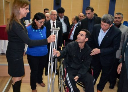 Cumhuriyet Başsavcısı engellilere tekerlekli sandalye dağıttı