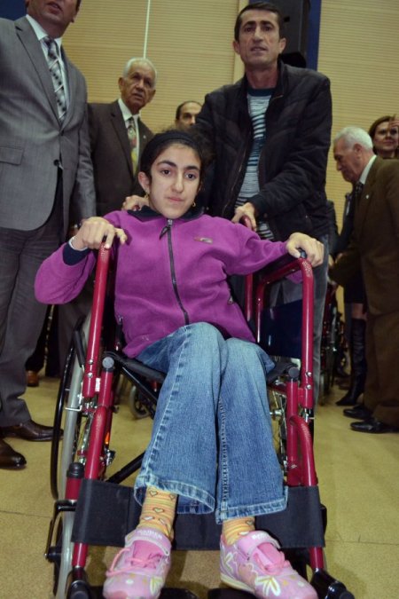 Cumhuriyet Başsavcısı engellilere tekerlekli sandalye dağıttı