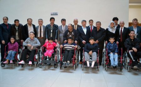 Cumhuriyet Başsavcısı engellilere tekerlekli sandalye dağıttı