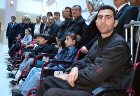Cumhuriyet Başsavcısı engellilere tekerlekli sandalye dağıttı