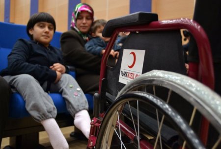 Cumhuriyet Başsavcısı engellilere tekerlekli sandalye dağıttı