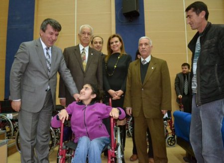 Cumhuriyet Başsavcısı engellilere tekerlekli sandalye dağıttı