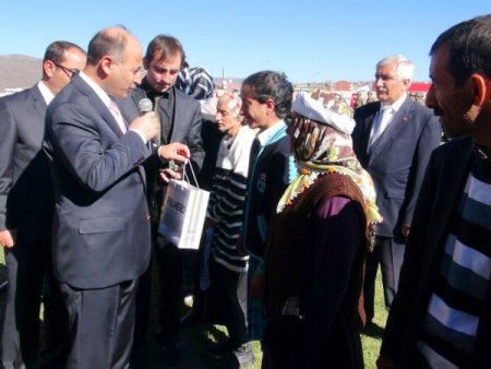 Cumhuriyet Bayramı'nda köylüler altınla ödüllendirildi