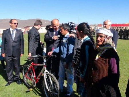 Cumhuriyet Bayramı'nda köylüler altınla ödüllendirildi