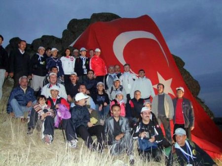 Cumhuriyet Bayramı'nı Dağın Zirvesinde Yıldızlar Altında Kutladılar