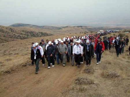 Cumhuriyet Bayramı'nı Dağın Zirvesinde Yıldızlar Altında Kutladılar