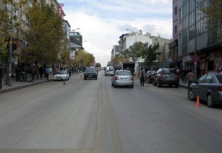 Cumhuriyet Caddesi'neki Otopark Yasağına Uymayanlara 61 Tl Para Cezası Kesilecek
