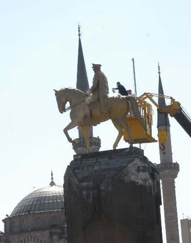 Cumhuriyet Meydanı'ndaki Atatürk Heykeline Makyaj