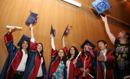 Cumhuriyet Üniversitesi'nde Mezuniyet Coşkusu