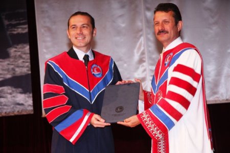 Cüneyt Çakır'a fahri doktora payesi verildi