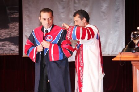 Cüneyt Çakır'a fahri doktora payesi verildi