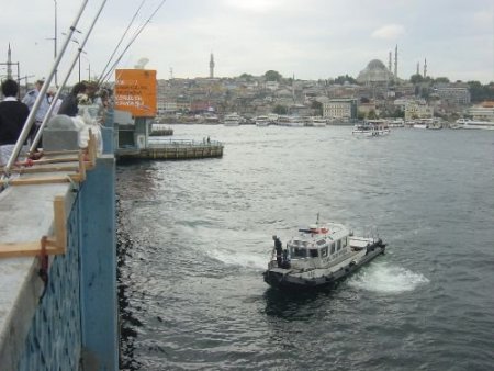 Cüzdanını, Anahtarlarını Bıraktı Ve Kendini Köprüden Denize Attı
