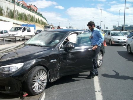 D-100'de BMW ve Porsche birbirine girdi, trafik felç oldu