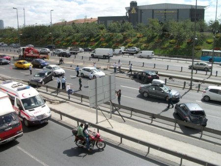 D-100'de BMW ve Porsche birbirine girdi, trafik felç oldu