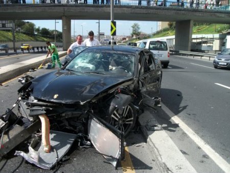 D-100'de BMW ve Porsche birbirine girdi, trafik felç oldu