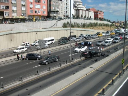 D-100'de BMW ve Porsche birbirine girdi, trafik felç oldu