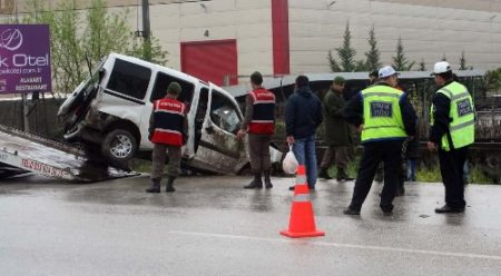 D-100'de Kaza: 4 Yaralı