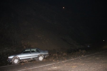 Dağdan düşen kayalar, seyir halindeki otomobile zarar verdi