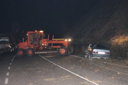 Dağdan düşen kayalar, seyir halindeki otomobile zarar verdi