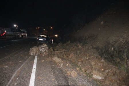 Dağdan düşen kayalar, seyir halindeki otomobile zarar verdi