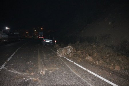 Dağdan düşen kayalar, seyir halindeki otomobile zarar verdi