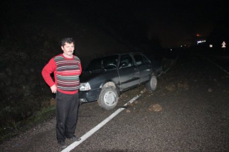 Dağdan düşen kayalar, seyir halindeki otomobile zarar verdi