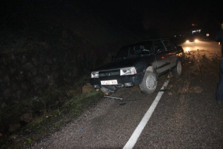 Dağdan düşen kayalar, seyir halindeki otomobile zarar verdi