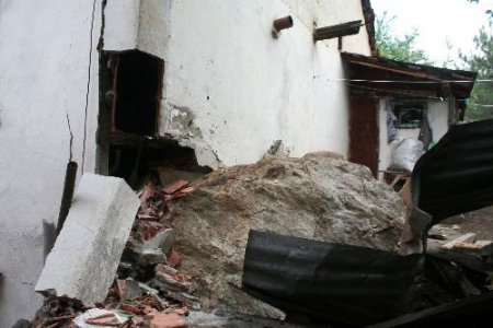 Dağdan Yuvarlanan Kaya Kütlesi Eve Zarar Verdi