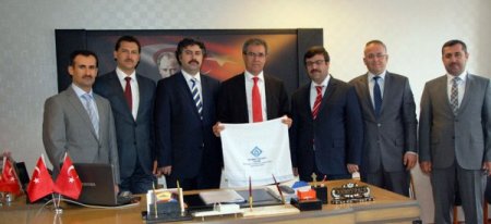 Dağıttıkları havlularla öğretmenlerin alın terini silecekler