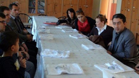 Dağıttıkları havlularla öğretmenlerin alın terini silecekler