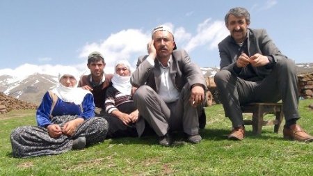 Dağlarda artık silah yerine dengbejlerin sesi yankılanıyor