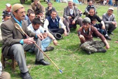 Dağlarda artık silah yerine dengbejlerin sesi yankılanıyor