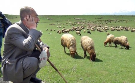 Dağlarda artık silah yerine dengbejlerin sesi yankılanıyor