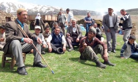 Dağlarda artık silah yerine dengbejlerin sesi yankılanıyor