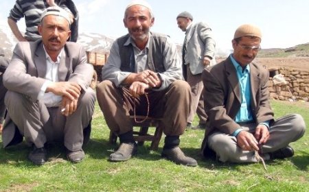 Dağlarda artık silah yerine dengbejlerin sesi yankılanıyor